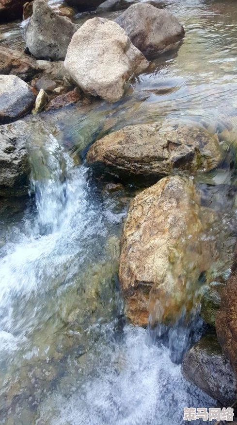 两峰夹小溪地湿又无泥诗高清：山水相依，清流潺潺，描绘自然之美的绝妙画卷再现！