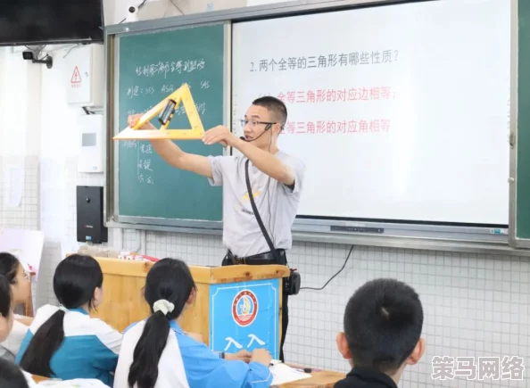 老师一边讲课一边在黑板上写，课堂氛围活跃，学生们积极参与讨论，学习效果显著提升